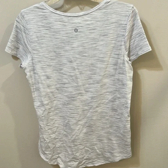 Women's Size 6 lululemon casual/workout shirt - Picture 4 of 6